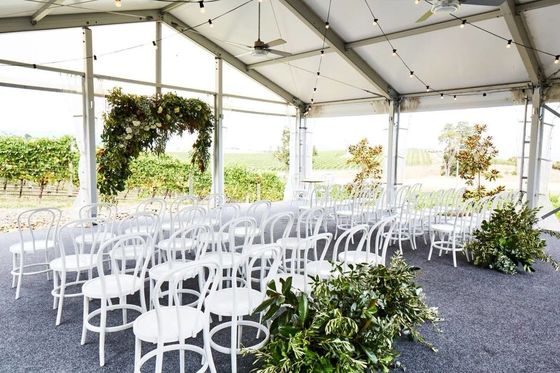 雨天や晴れの日々のための多角的な耐候スポーツホワイトマークイテント